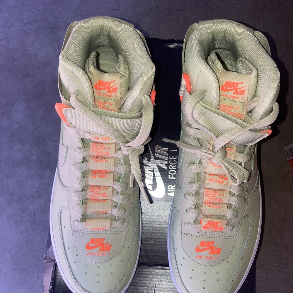 Style CJ1385-300ColorwayOlive Aura/Total Orange-Olive Aura Retail Size 9